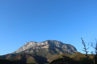 巍峨山峰映蓝天