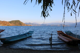 湖畔小船静泊美丽风光