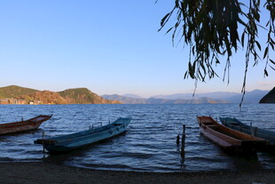 湖畔小船静泊的美丽景致