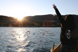 湖畔赏景者于夕阳下挥手