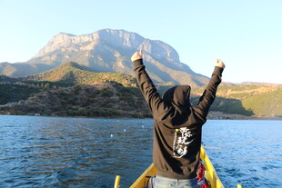 泛舟湖上欢呼的男子