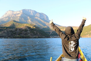 泛舟山水间 畅享自由时刻