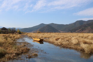 山野间小河上的孤舟