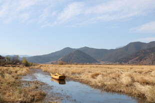 山野间的小船悠然行