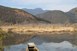 湖畔孤舟 远山静美之景