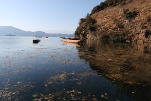 宁静湖畔小船停靠岸边