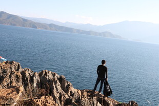 人立于山海间的壮美时刻