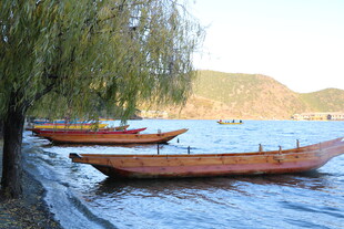 湖畔小船静泊如画风景
