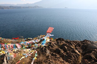 山顶经幡与壮阔湖景