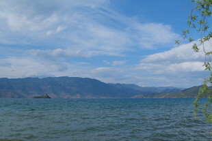 湖畔蓝天青山美景