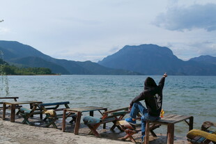 湖畔长椅上的惬意休闲时刻