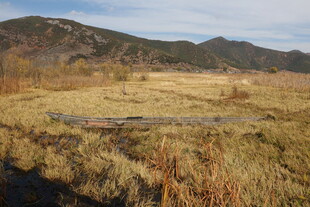 广袤原野与远山风景