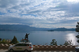 湖畔美景与车的静谧画面