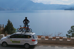 车顶载自行车的自驾车辆