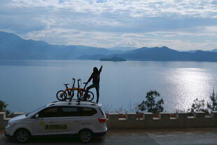 车顶上的自行车与湖景