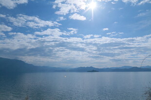 蓝天碧水间的阳光湖泊