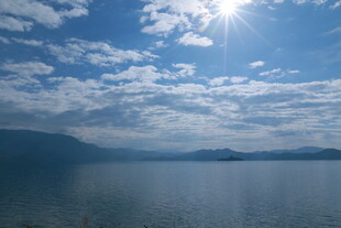 蓝天碧水间的静谧湖景