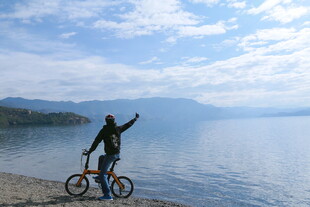 湖畔骑行者 畅享自然之美