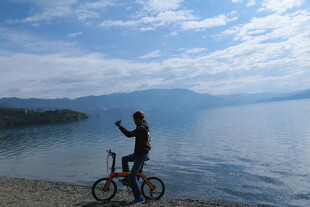 湖畔骑行者的惬意瞬间