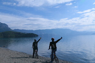 湖畔徒步者 畅享自然风光