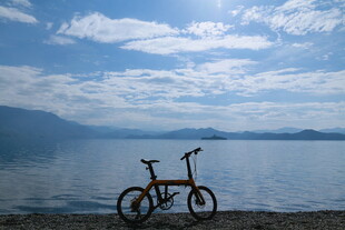 湖畔单车 静享美好时光