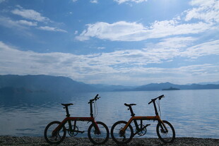 湖畔双车伴蓝天美景