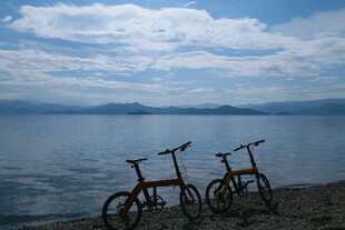 湖畔双车 静享自然之美