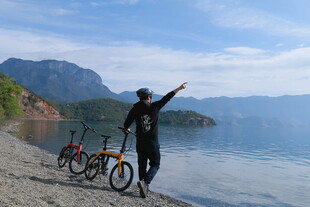 海边骑行者伸臂拥抱自然