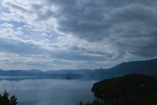 乌云笼罩下的静谧湖景