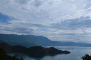 湖光山色间的壮美风景