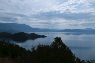 宁静湖景与远山云雾