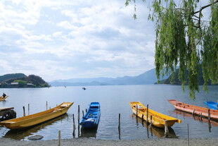 湖畔多彩小船静泊美景
