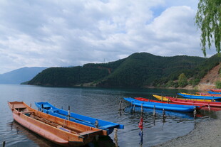 湖畔多彩船只停泊美景