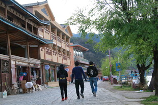 漫步古街的行人