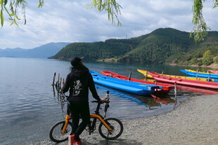 湖畔骑行与多彩小船风景