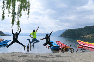 湖畔欢跃的青春活力瞬间