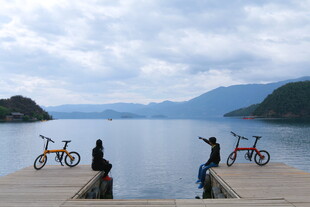 湖畔码头的骑行与惬意时光