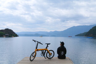 湖畔独思的人与橙色单车