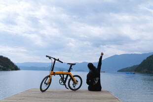 湖畔木栈上的自行车与旅人