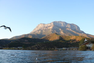 湖畔飞鸟伴巍峨山峦