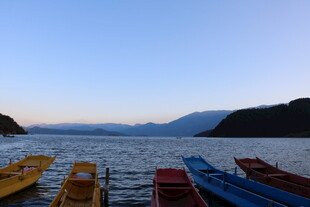 湖畔多彩船只静泊美景