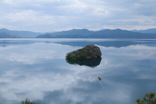 平静湖面中的孤独岩石