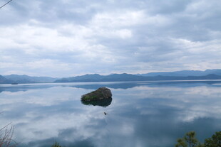 湖中小岛与山水云雾景致