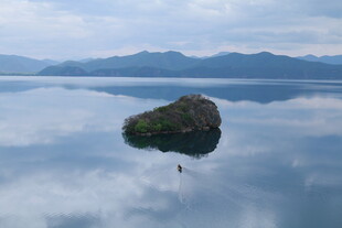 湖中小岛倒影 静谧美景