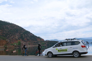 山间公路旁的白色车辆