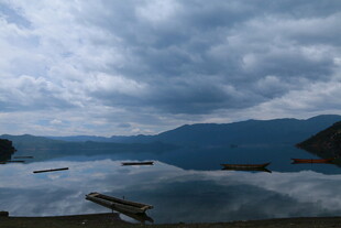 宁静湖景与远处山峦