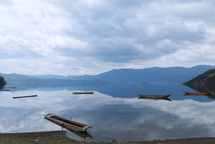 宁静湖面与远处山峦倒影
