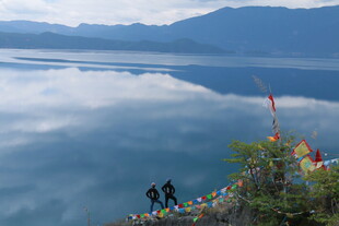 湖畔经幡与赏景的人群
