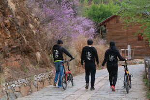 骑行者漫步于山间小道