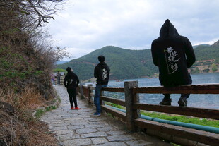 湖边步道上的神秘行者